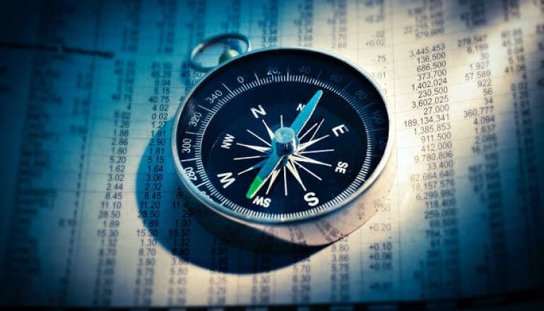 kompas na kartce z rozliczeniami