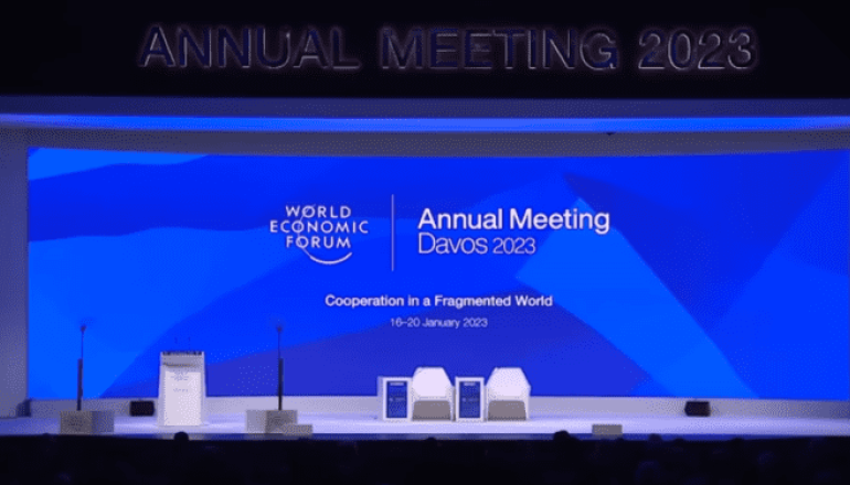 scena Światowego Forum Ekonomicznego w Davos; z tyłu na ekranie wyświetlone są informacje dotyczące forum, któe odbyło się w dniach 16-20 stycznia 2023 r.