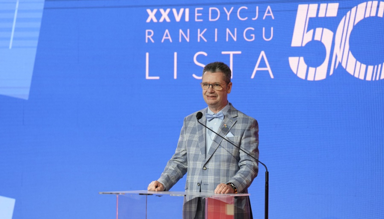 rektor Piotr Wachowiak przemawia na scenie