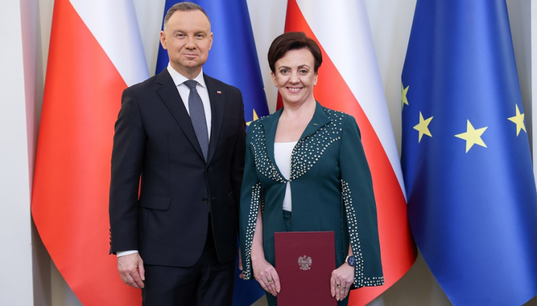 prof. Anna Szelągowskakobieta i prezydent Andrzej Duda na tle flag Polski i UE