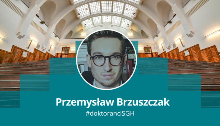 zdjęcie Przemysława Brzuszczaka w okągłęj ramce na tle jednej z uczelnianych auli; podpis Przemysław Brzuszczak #doktoranci 