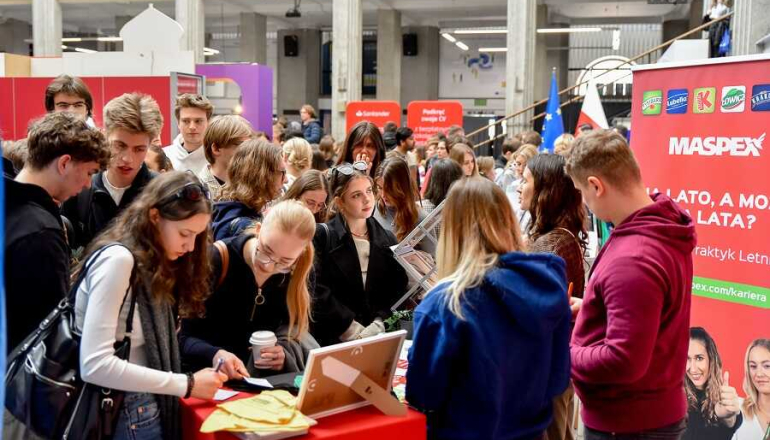 grupa studentów na targach pracy