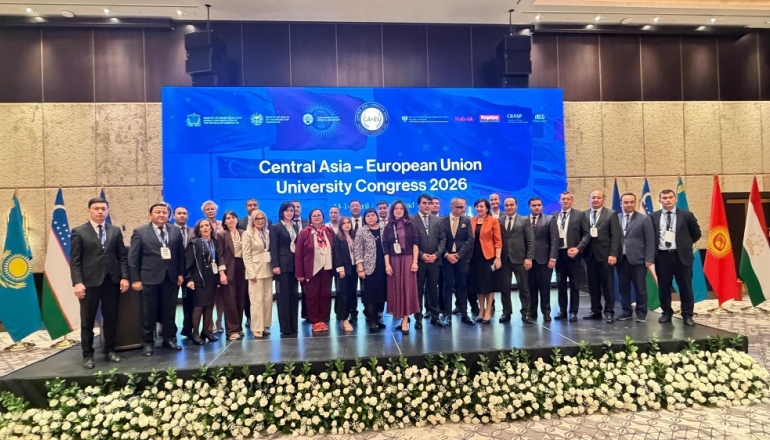 bardzo duża grupa osób pozuje do zdjęcia