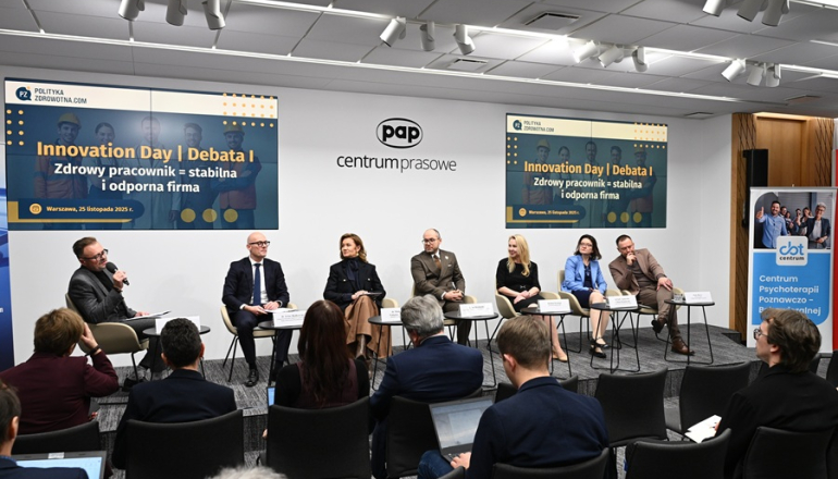 kilka osób rozmawia podczas panelu