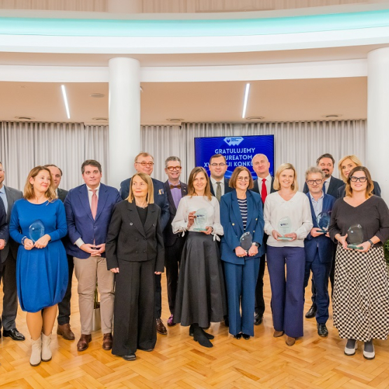 na zdjęciu laureaci i wręczający 