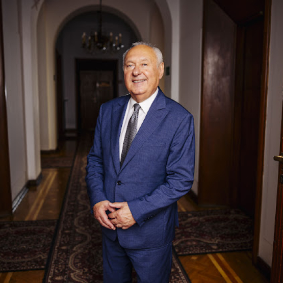 zdjęcie mężczyzny stojącego w hallu