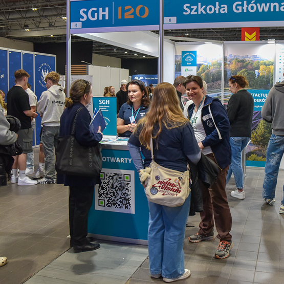 dużo ludzi przy stoisku targowym