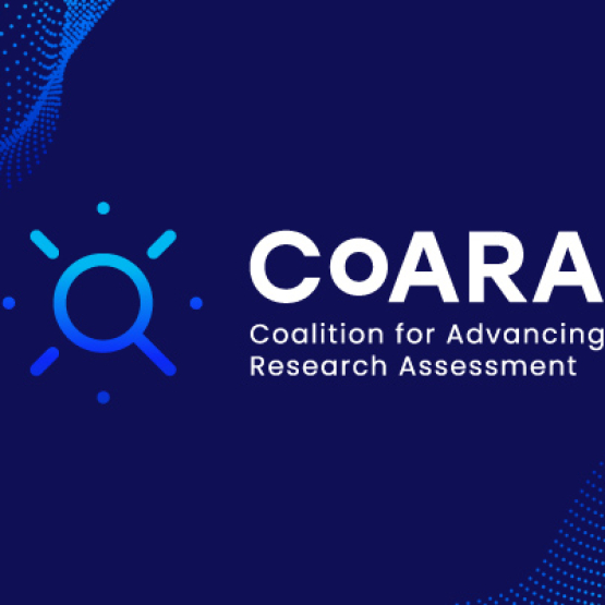 Grafika: na granatowym tle niebiesko-turkusowe kropki układające się w falę w górnym lewym rogu, napis CoARA (Coalition for Advancing Research Assessment)
