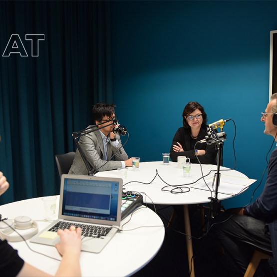 studio podcastów w którym cztery osoby nagrywają rozmowę