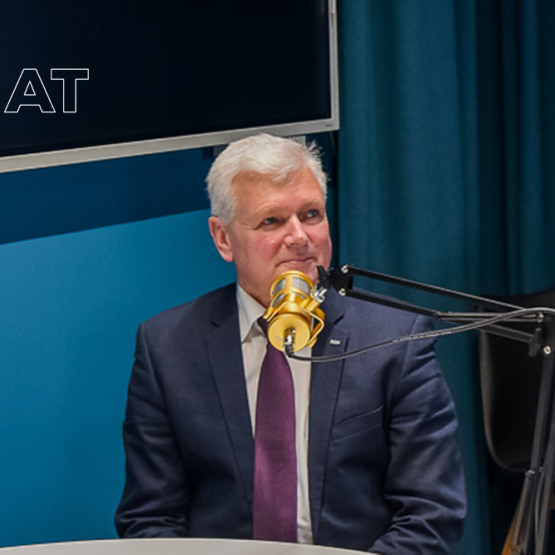 na zdjęciu dr hab. Jacek Sierak przy mikrofonie