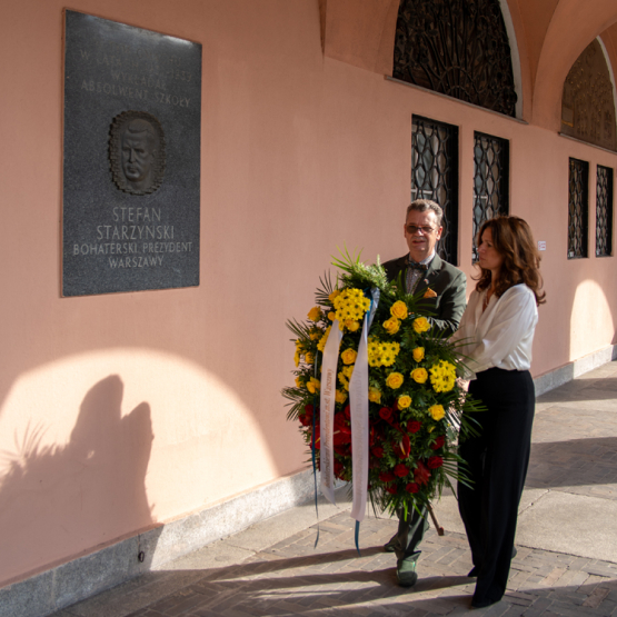 sładanie wieńca przezd tablicą Stefana Starzyńskiego