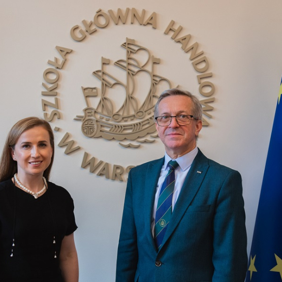kobieta i mężczyzna stoją przy fladze UE