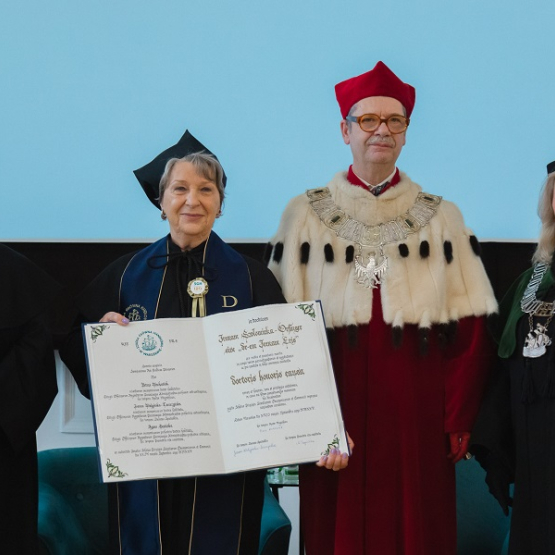 trzy kobiety i mężczyzna w togach