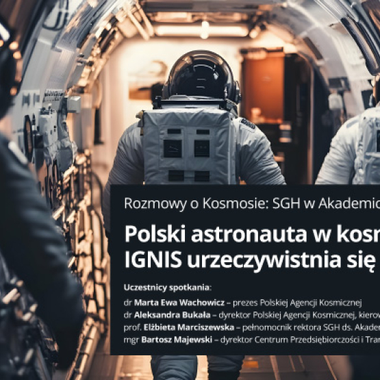 grafika przedstawiająca kosmonautę w skafandrze wchodzącego do statku kosmicznego; grafika reklamująca cykl Rozmowy o kosmosie; w lewym górnym rogu logo SGH