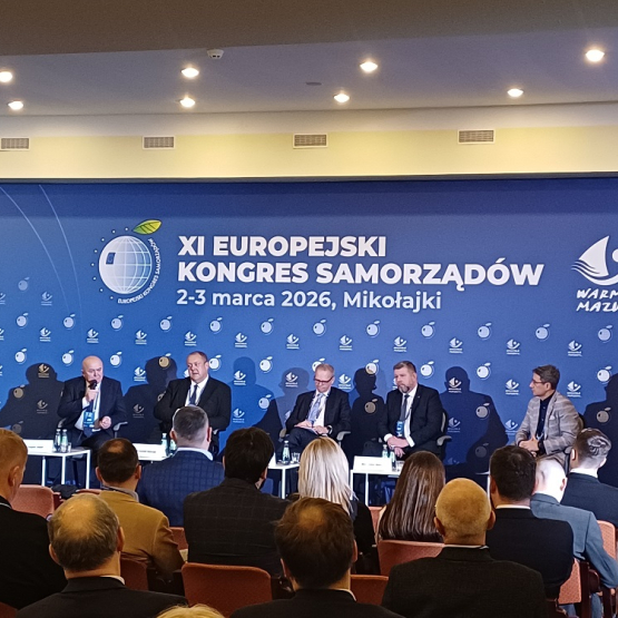 na zdjęciu paneliści na scenie