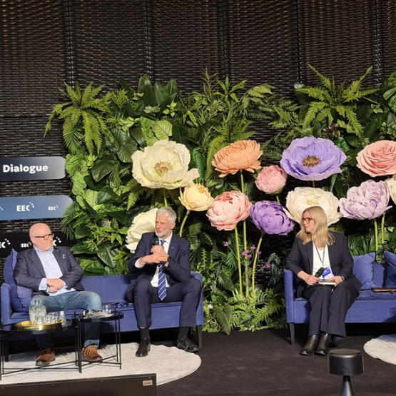 kilka osób dyskutuje na panelu