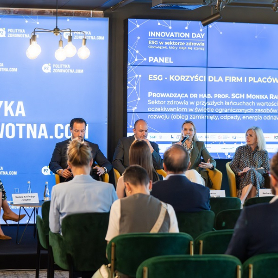 kilku ekspertów rozmawia podczas panelu 