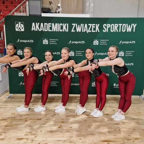 pozujące gimnastyczki