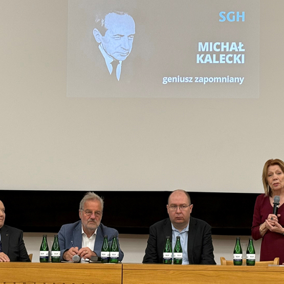 osoby siedzące za katedra podczas projekcji filmu o prof. Kaleckim