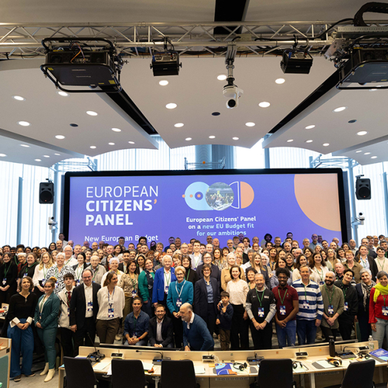 Na zdjęciu: uczestnicy Panelu Obywatelskiego na tle dużego ekranu  z napisem European Citizens' Panel