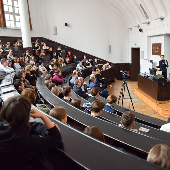 na zdjęciu aula wypełniona studentami, przemawia prof. Claudia Buch