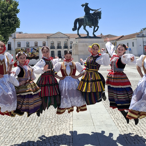 na zdjęciu 7 kobiet w regionalnych ludowych strojach 