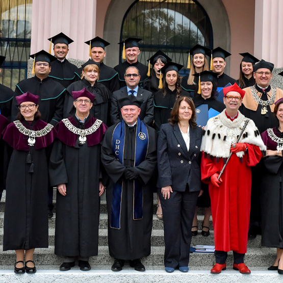 na zdjęciu uczestnicy obchodów 30-lecia programu CEMBA przed budynkiem głównym SGH
