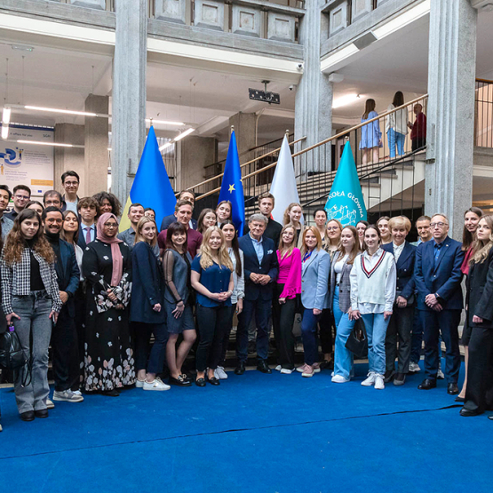 grupa pozujących ludzi podczas CIVICA Ambassadors Forum