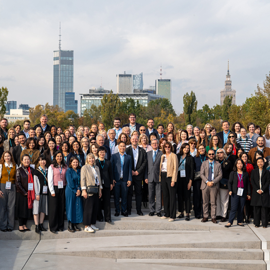 ludzie na dachu budynku S na tle centrum Warszawy