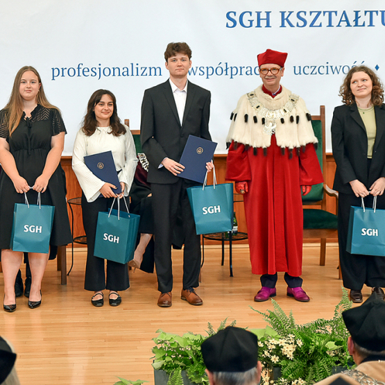 Sześć osób z nagrodami w towarzystwie Rektora SGH w oficjalnym stroju
