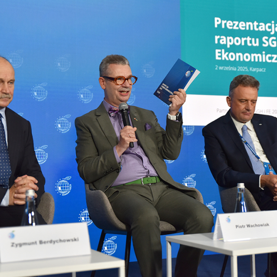 3 mężczyzn prezentujących raport