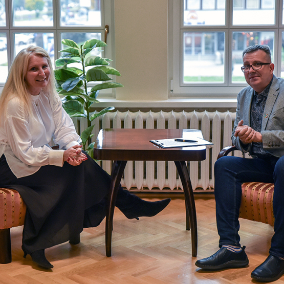 Kobieta i mężczyzna siedzący przy stoliku