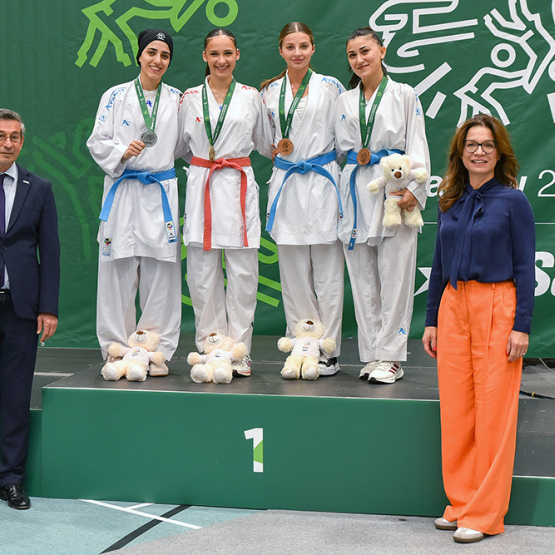 Pamiątkowe zdjęcie z dekoracji medalistek karate