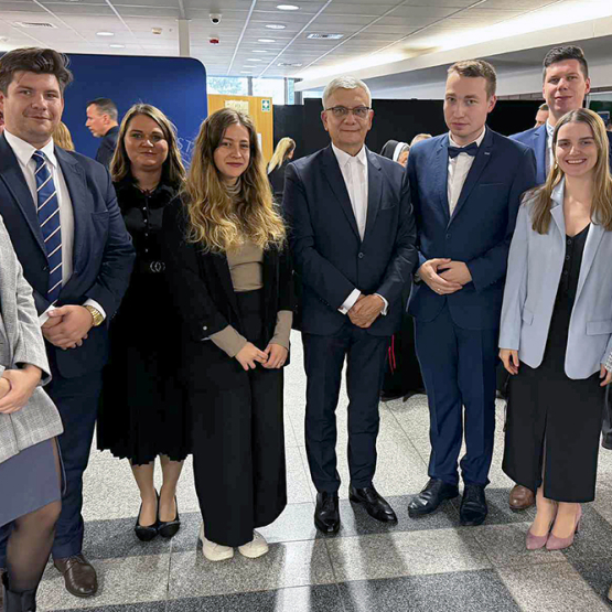 na zdjęciu 9 pozujących osób 