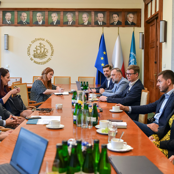 uczestnicy śniadania w sali senatu