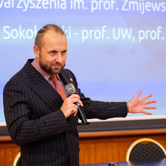 na zdjęciu mężczyzna prowadzący wykład