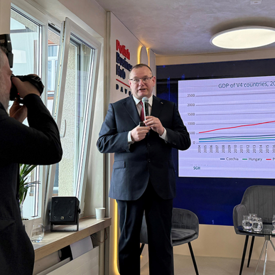 Na zdjęciu prof. Kowalski podczas prezentacji oraz kamerzysta