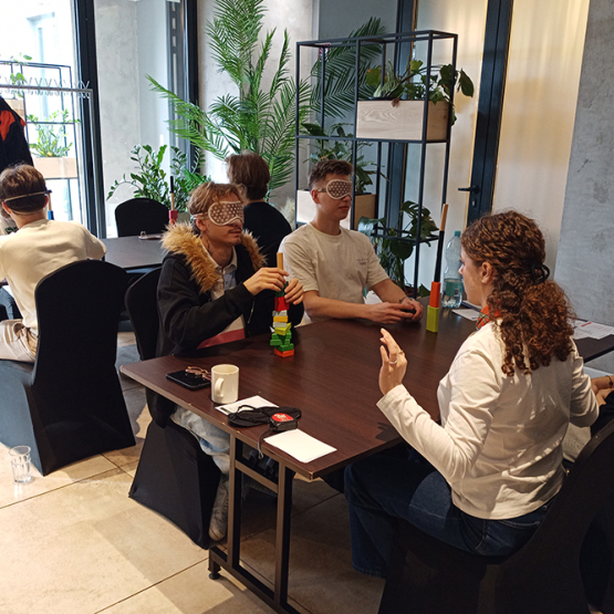 osoby siedzące przy stolikach