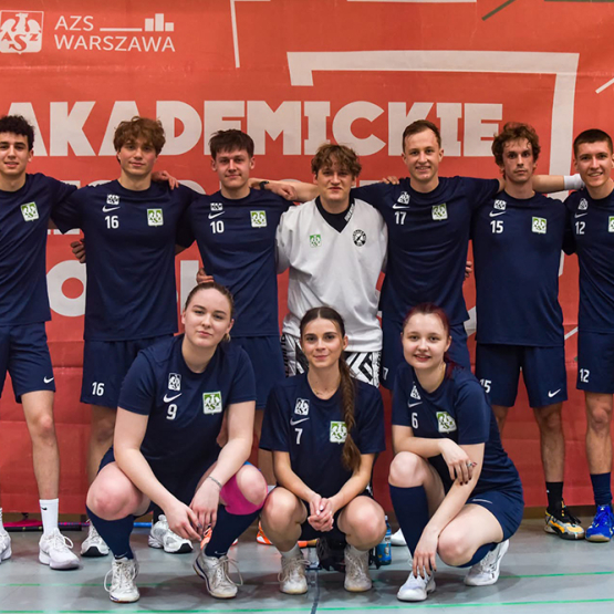 grupa ludzi pozujących do zdjęcia w strojach sportowych