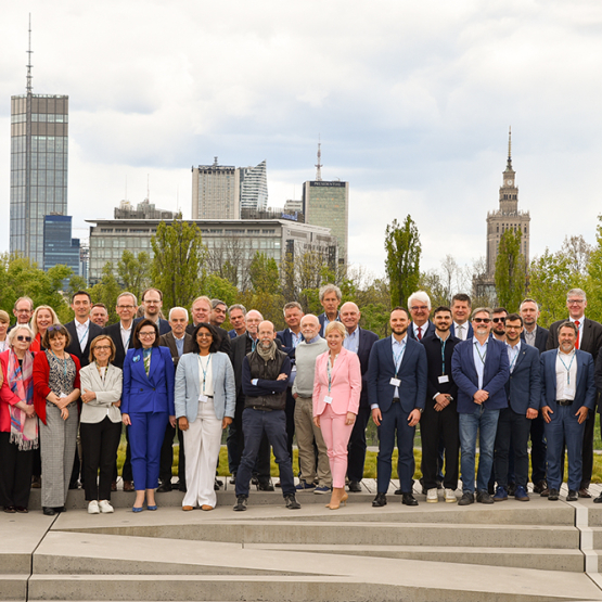 Uczestnicy konferencji na dachu budynku S zdjęcie grupowe