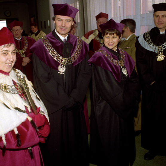na zdjęciu władze SGH w latach 1993–1999) w togach