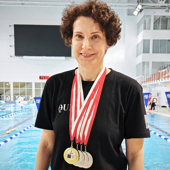 na zdjęciu Jana Pieriegud z medalami na szyi