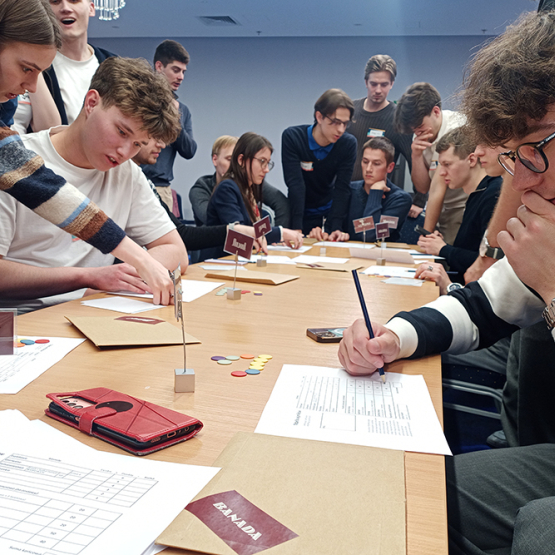 grupa studentów rozwiązująca zadania