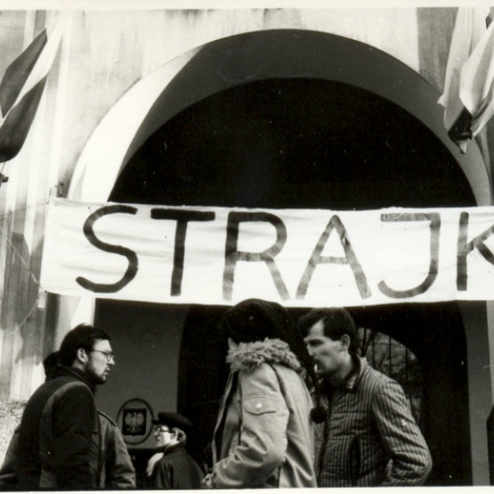 archiwalne zdjęcie transparentu z napisem strajk zawieszonego na fasadzie budynku