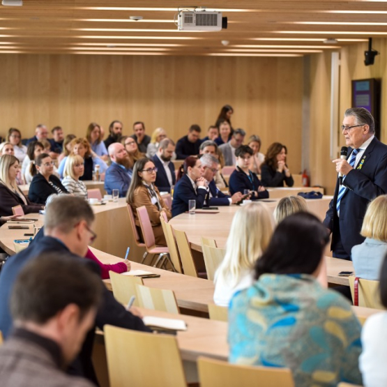 duża liczba osób na sali podczas konferencji