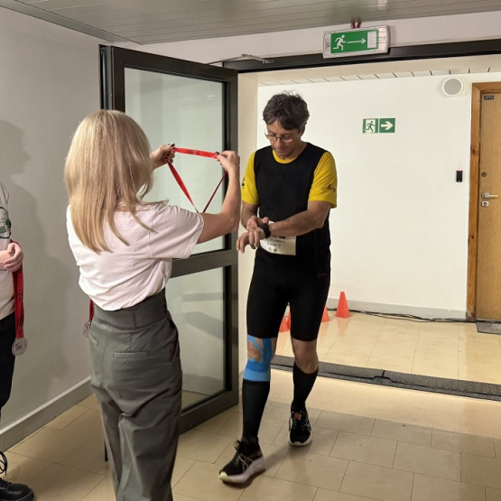 na zdjęciu meta biegu po schodach