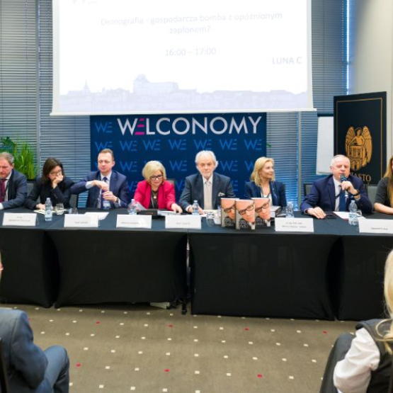 kilku ekspertów dyskutuje na panelu