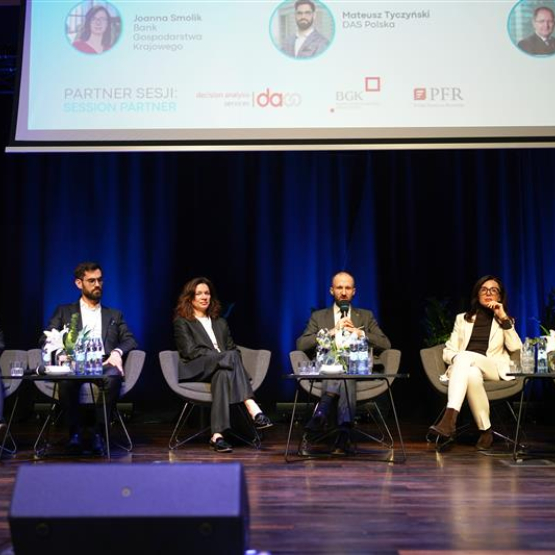 kilka osób rozmawia na panelu