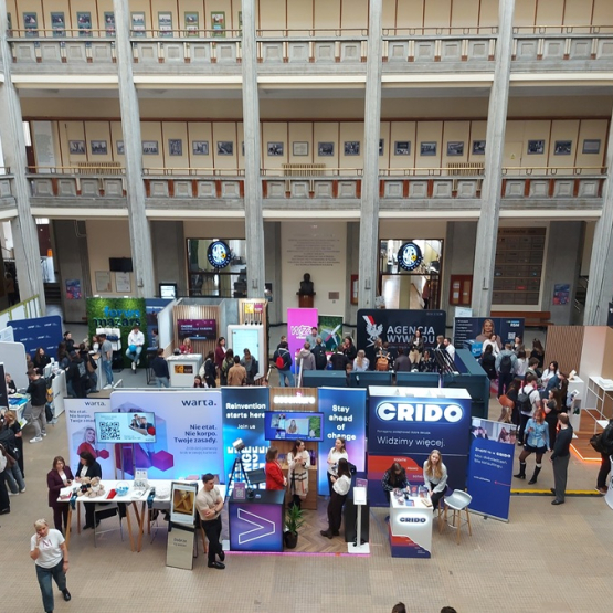 zrobione z góry zdjęcie kilku stoisk podczas targów pracy