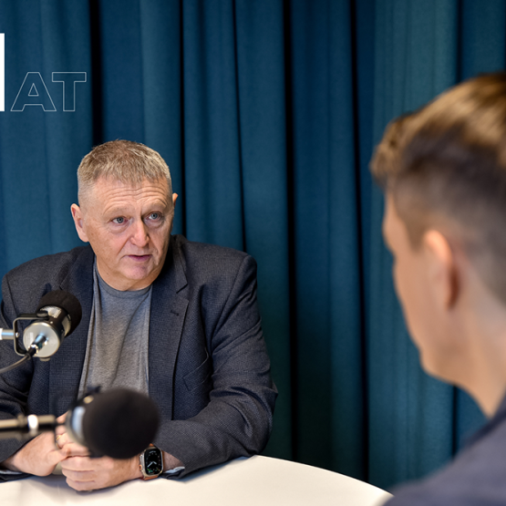 dwóch mężczyzn rozmawiających przy mikrofonie